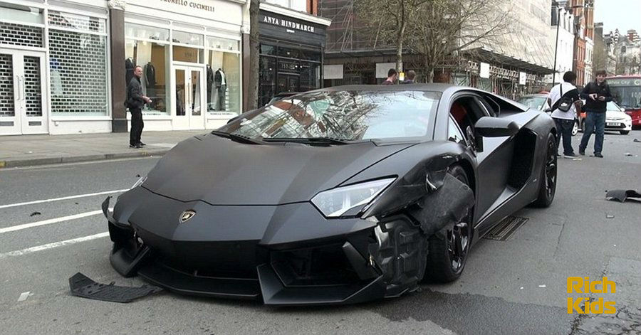 Lamborghini Aventador столкнулся с Mazda и BMW (фото)
