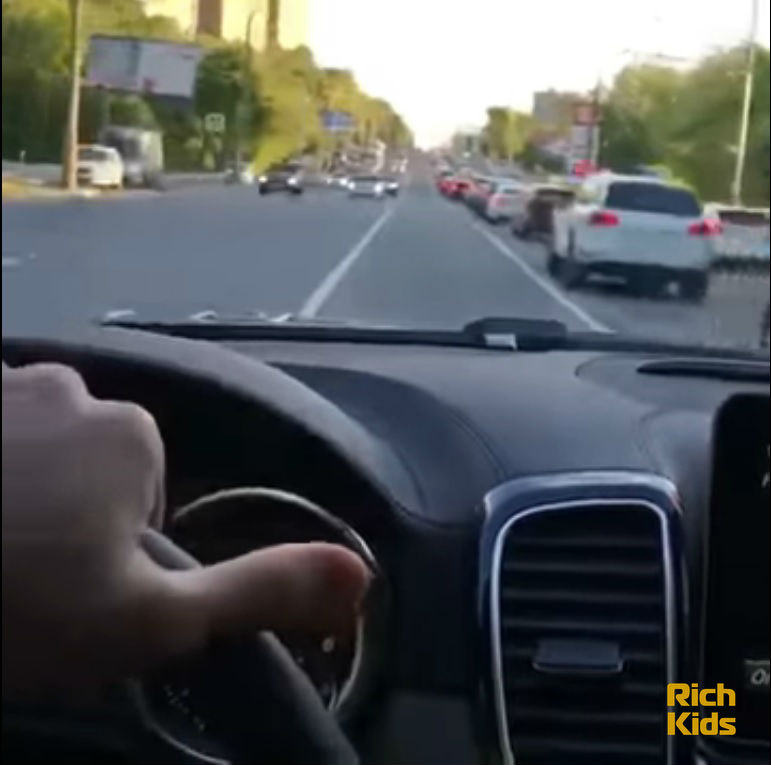 Плохое поведение мажора на дороге