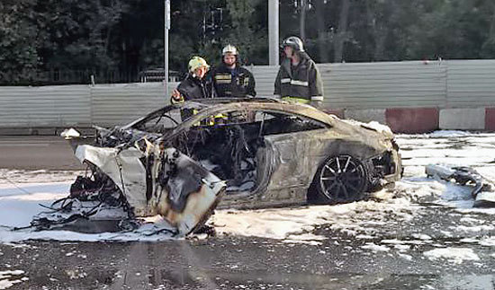 Сгоревший Mercedes в ДТП. Виновных нет.