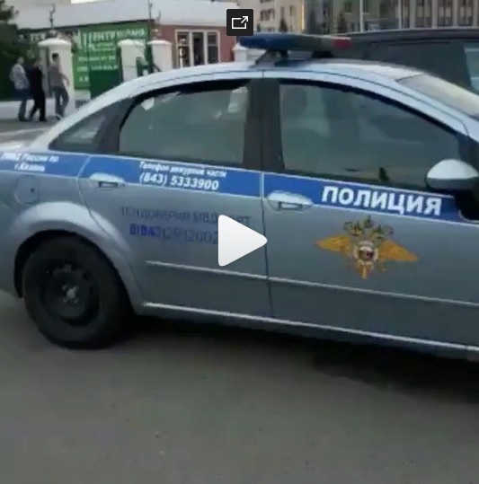 Хулиган спустил колёса полицейской машине