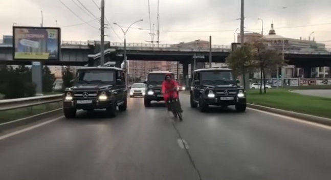 Парень покатался на велосипеде в сопровождении Геликов